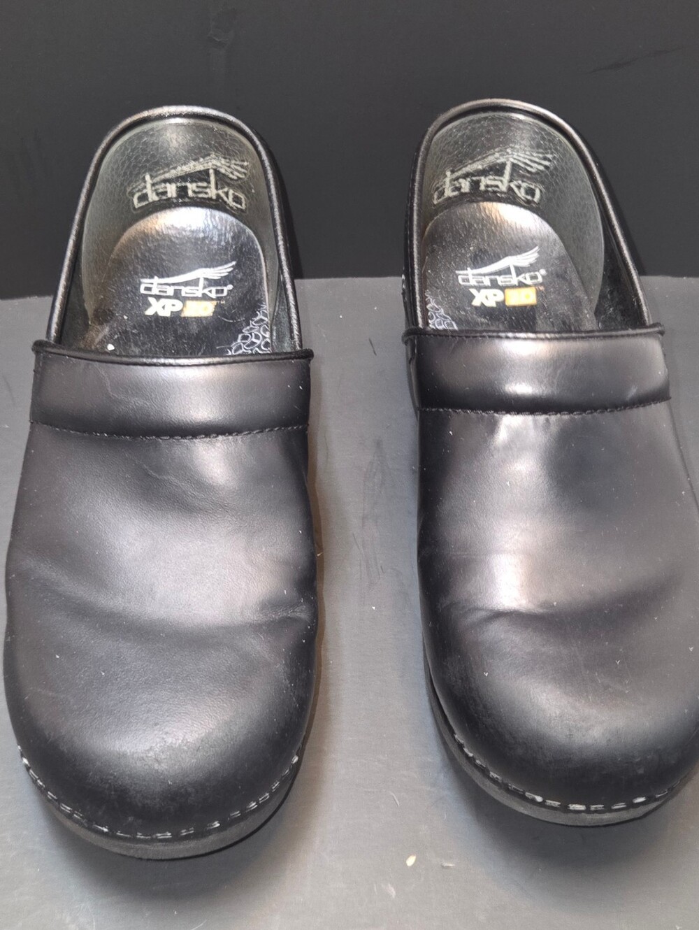 Dansko Women’s XP 2.0 Pull Up Black Leather Clogs, Size EUR 39, US 8.5-9. 0187